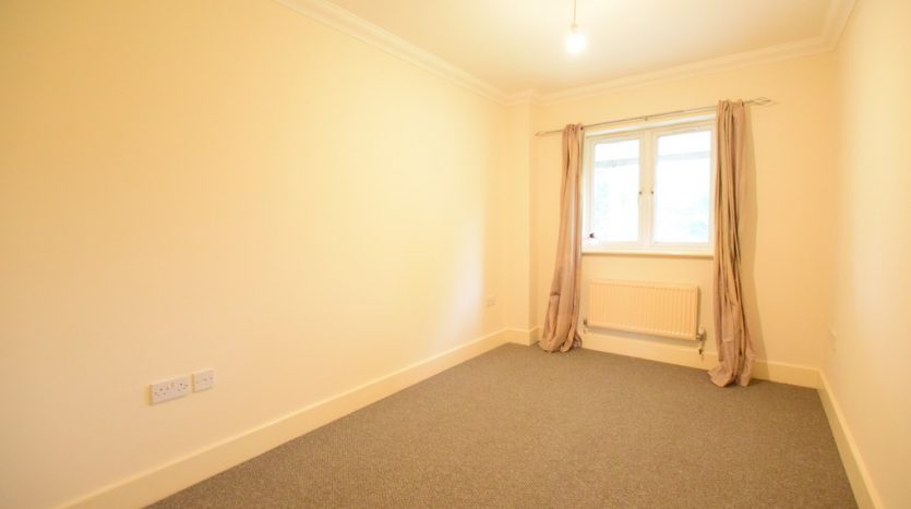 2 Bedroom Ground Floor Flat To Rent in Manford Way, Hainault, IG7 