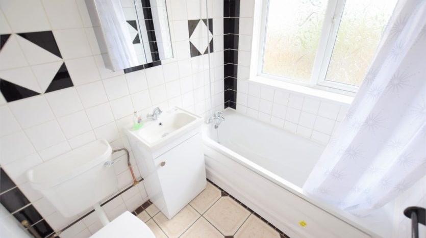 3 Bedroom Mid Terraced House To Rent in Hermit Road, Canning Town, E16 