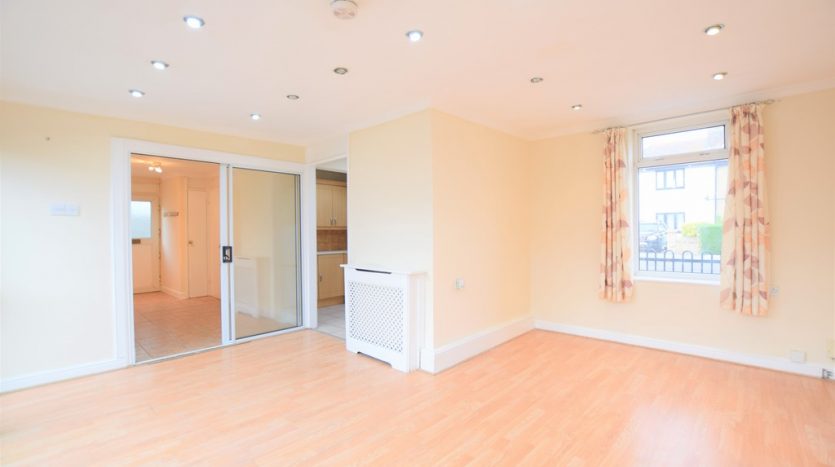 2 Bedroom Ground Floor Flat To Rent in Tomswood Hill, Barkingside, IG6 