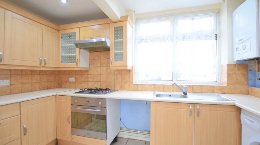 2 Bedroom Ground Floor Flat To Rent in Tomswood Hill, Barkingside, IG6 