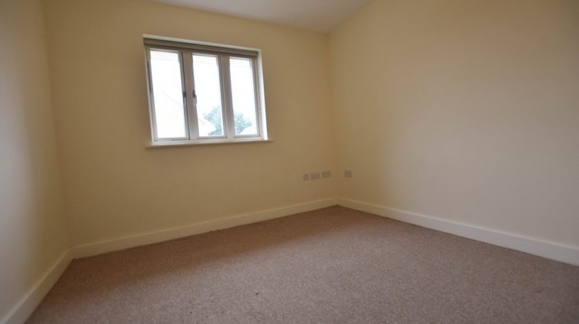 3 Bedroom Mid Terraced House To Rent in New Mossford Way, Ilford, IG6 