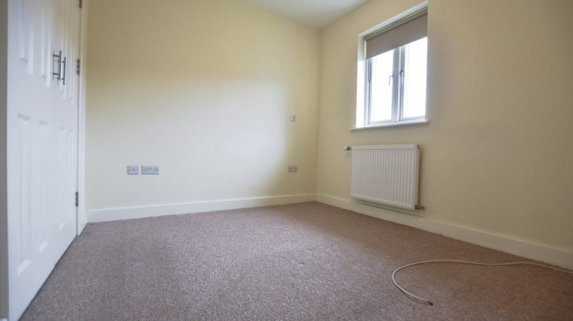 3 Bedroom Mid Terraced House To Rent in New Mossford Way, Ilford, IG6 