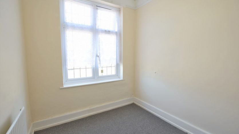 3 Bedroom Mid Terraced House To Rent in Lombard Avenue, Seven Kings, IG3 