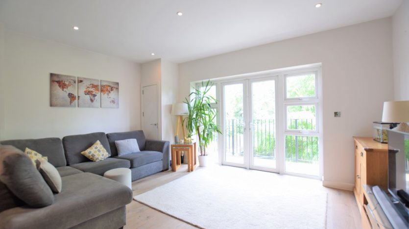 3 Bedroom Apartment To Rent in Netley Road, Newbury Park, IG2 
