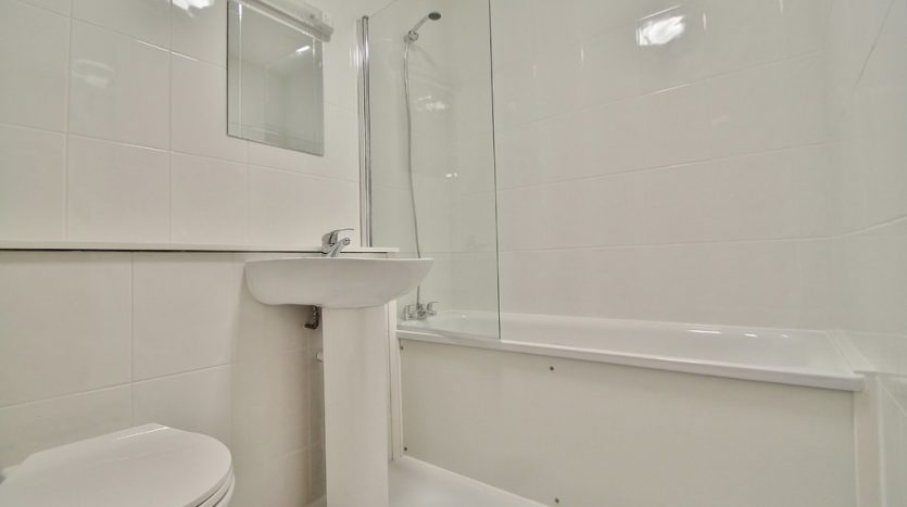2 Bedroom Flat To Rent in Clements Road, Ilford, IG1 