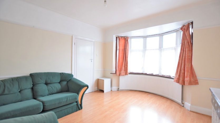 3 Bedroom Mid Terraced House To Rent in Selwyn Avenue, Ilford, IG3 