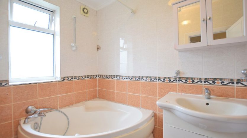 3 Bedroom Mid Terraced House To Rent in Selwyn Avenue, Ilford, IG3 