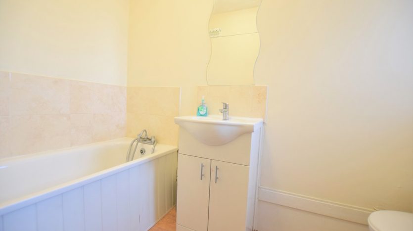2 Bedroom Flat To Rent in Clayhall Avenue, Clayhall, IG5 
