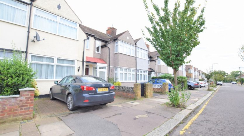 3 Bedroom Town House To Rent in Inverness Drive, Hainault , IG6 
