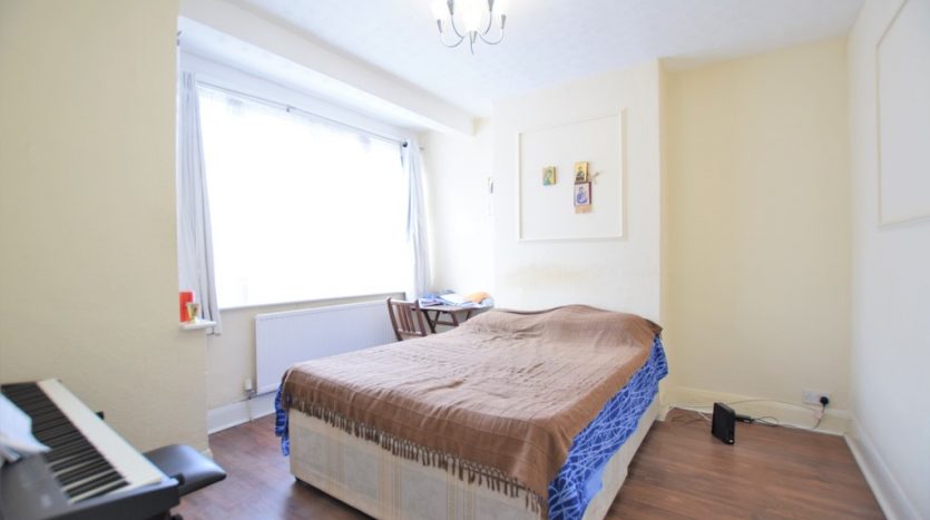 3 Bedroom Town House To Rent in Inverness Drive, Hainault , IG6 