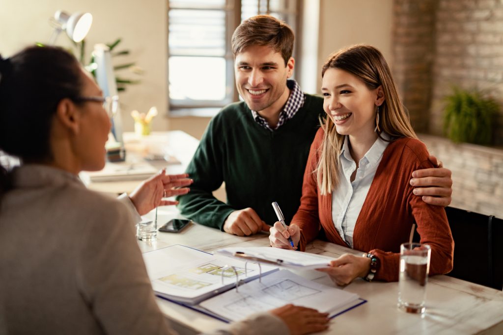 client-meeting-an-agent-at-the-office