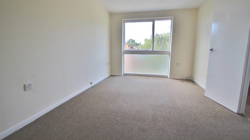 1 Bedroom Flat To Rent in Trotwood, Chigwell, IG7 