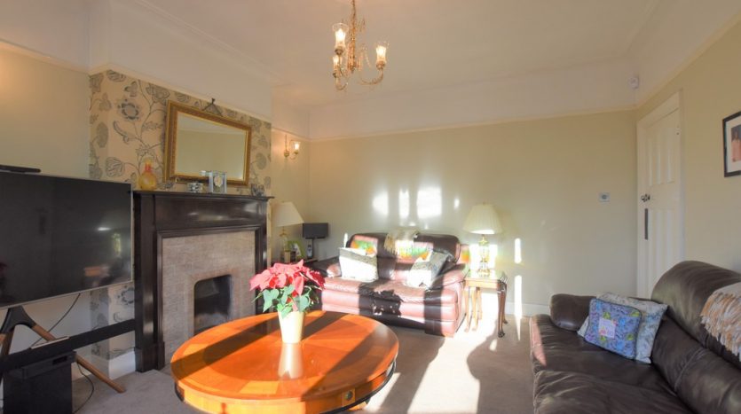 4 Bedroom Semi-Detached House For Sale in Chelmsford Gardens, Ilford, IG1 