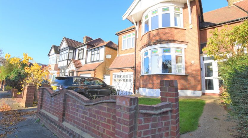4 Bedroom Semi-Detached House For Sale in Chelmsford Gardens, Ilford, IG1 