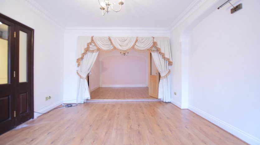 4 Bedroom Mid Terraced House For Sale in Wanstead Lane, Ilford, IG1 