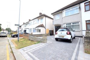 3 bedroom Houses to rent in Franklyn Gardens Hainault