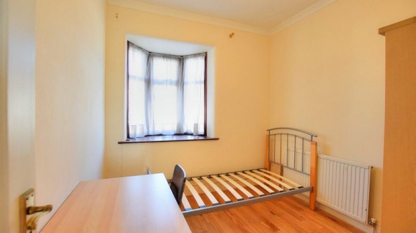 2 Bedroom Flat For Sale in Vaughan Gardens, Ilford, IG1 