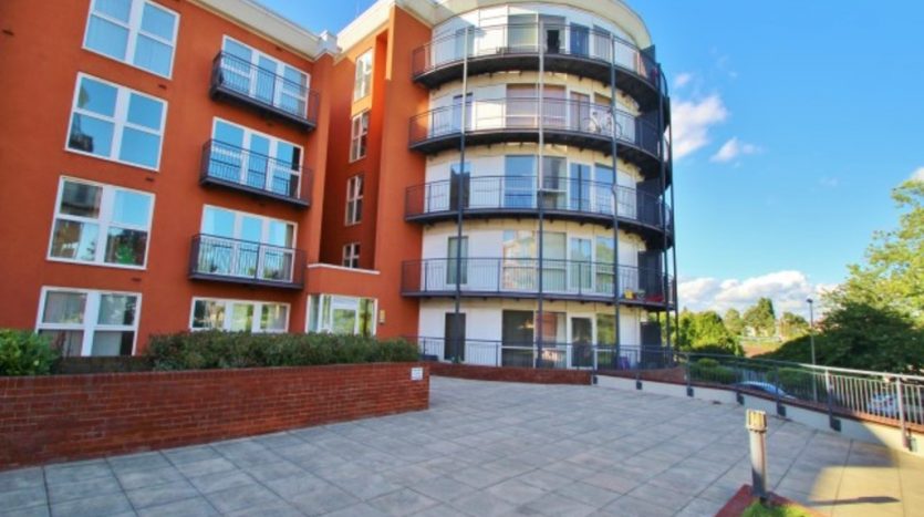 2 Bedroom Apartment To Rent in Monarch Way, Newbury Park, IG2 