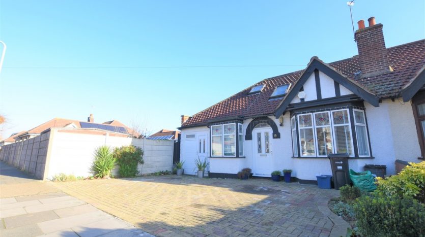 5 Bedroom Semi-Detached Bungalow For Sale in Suffolk Road, Ilford, IG3 