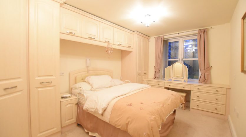 1 Bedroom Ground Floor Flat For Sale in Village Way, Barkingside, IG6 