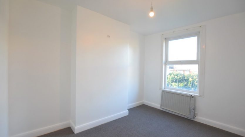 3 Bedroom Mid Terraced House For Sale in Oaklands Park Avenue, Ilford, IG1 
