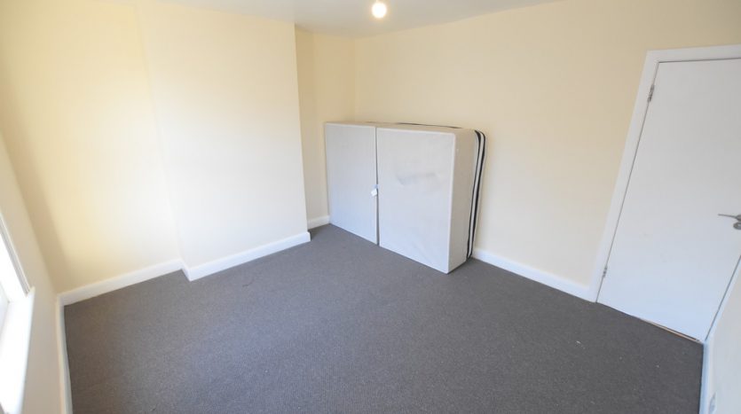 3 Bedroom Mid Terraced House For Sale in Oaklands Park Avenue, Ilford, IG1 