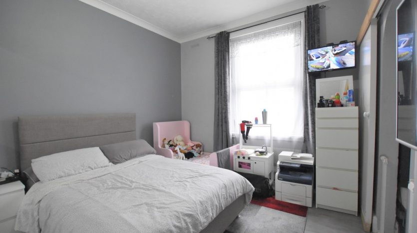 1 Bedroom Flat For Sale in Balfour Road, Ilford, IG1 