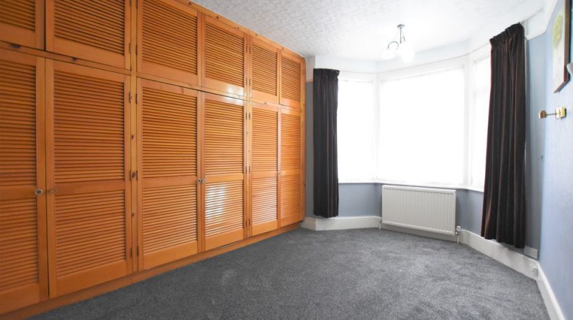 4 Bedroom Mid Terraced House To Rent in Kimberley Avenue, Ilford , IG2 