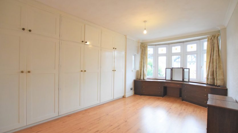 3 Bedroom Semi-Detached House To Rent in Highwood Gardens, Barkingside, IG5 