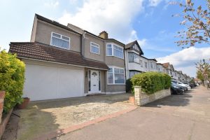 5 bedroom Houses to rent in Roll Gardens Ilford