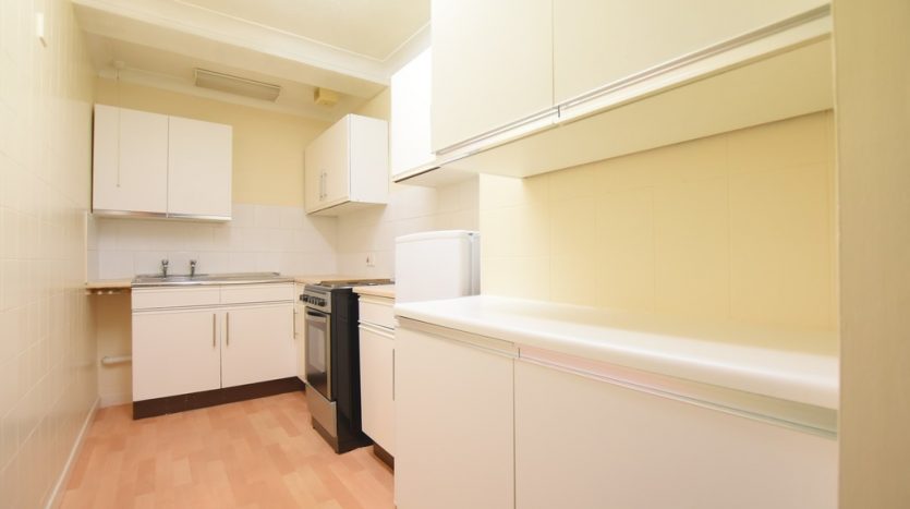2 Bedroom Flat To Rent in Beehive Lane, Ilford, IG4 