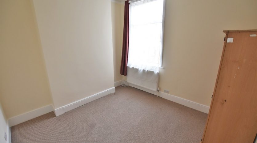 4 Bedroom Mid Terraced House To Rent in Mayfair Avenue, Ilford, IG1 