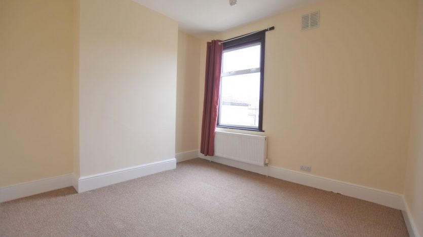 4 Bedroom Mid Terraced House To Rent in Mayfair Avenue, Ilford, IG1 