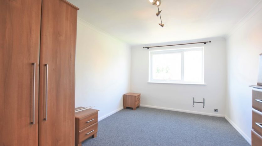 2 Bedroom Flat To Rent in Woodhaven Gardens, Barkingside, IG6 