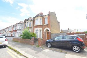 3 bedroom Houses to rent in Audrey Road Ilford