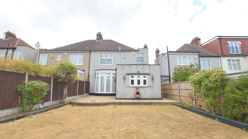 3 Bedroom End Terraced House To Rent in Vista Drive, Ilford, IG4 