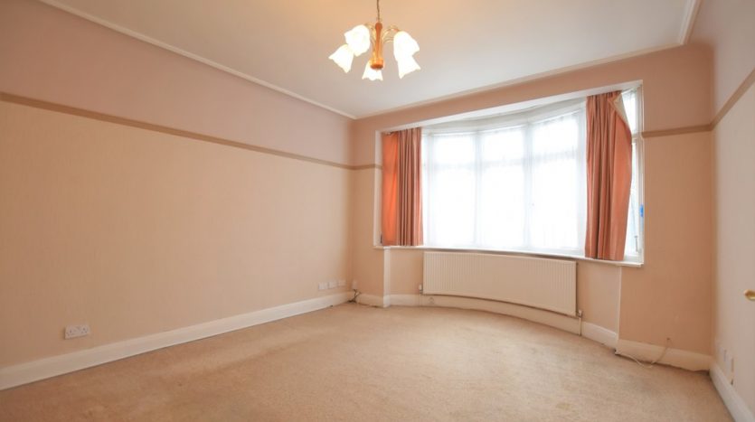 3 Bedroom End Terraced House To Rent in Vista Drive, Ilford, IG4 