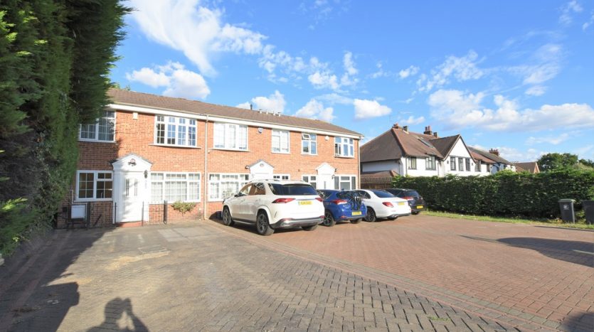 3 Bedroom End Terraced House To Rent in Fencepiece Road, Chigwell, IG7 
