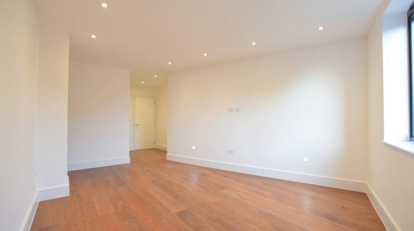 3 Bedroom Apartment To Rent in High Road, Chigwell, IG7 