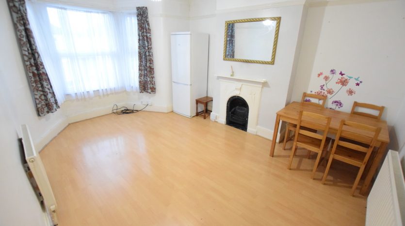 2 Bedroom Flat To Rent in Pembroke Road, Essex, IG3 