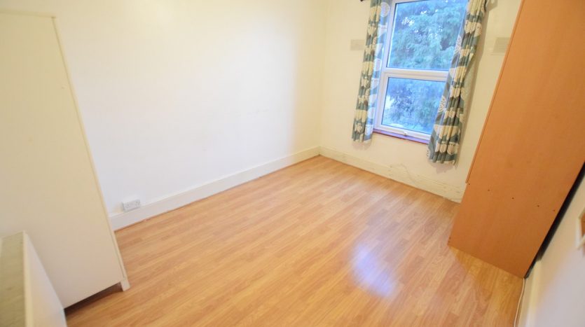 2 Bedroom Flat To Rent in Pembroke Road, Essex, IG3 