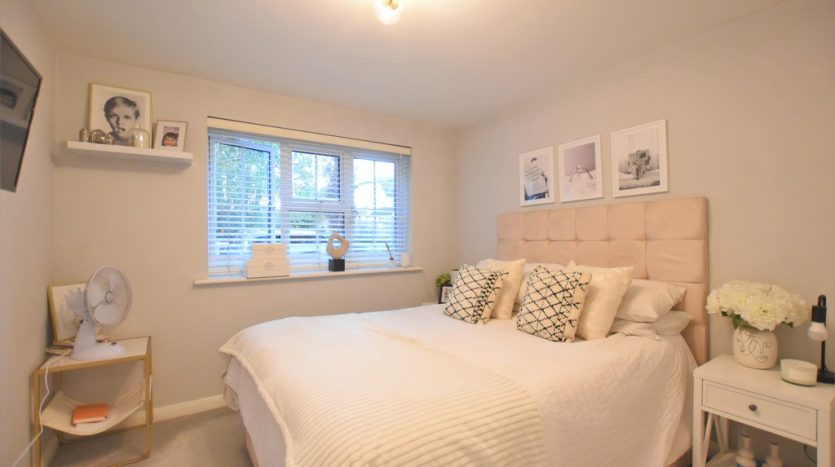 2 Bedroom Apartment For Sale in Retreat Way, Chigwell, IG7 