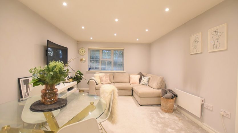 2 Bedroom Apartment For Sale in Retreat Way, Chigwell, IG7 