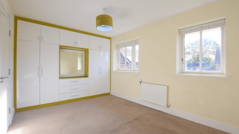3 Bedroom Mid Terraced House To Rent in Tanners Lane, Ilford, IG6 