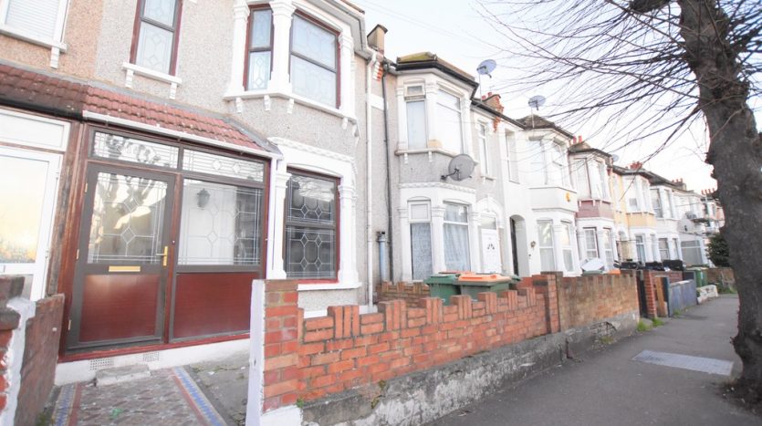 3 Bedroom Mid Terraced House To Rent in Shakespeare Crescent, Manor Park, E12 