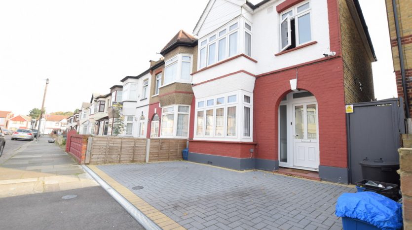 3 Bedroom End Terraced House To Rent in Kingston Road, Ilford, IG1 