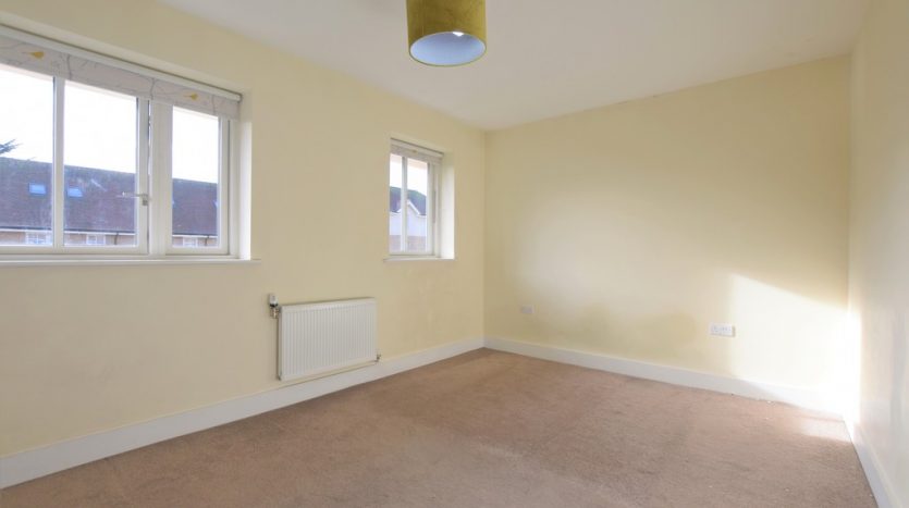 3 Bedroom Mid Terraced House For Sale in Tanners Lane, Essex, IG6 