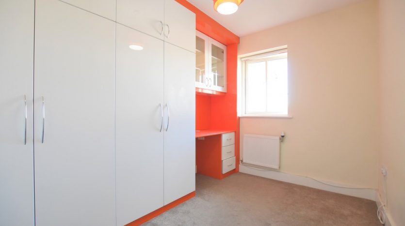 3 Bedroom Mid Terraced House For Sale in Tanners Lane, Essex, IG6 