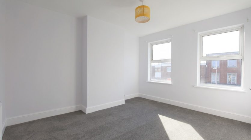 3 Bedroom Flat To Rent in High Street, Ilford, IG6 