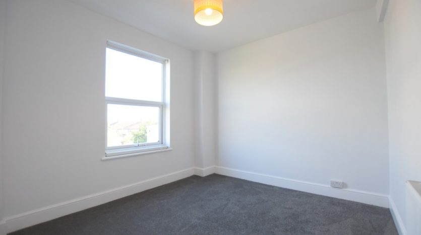 3 Bedroom Flat To Rent in High Street, Ilford, IG6 